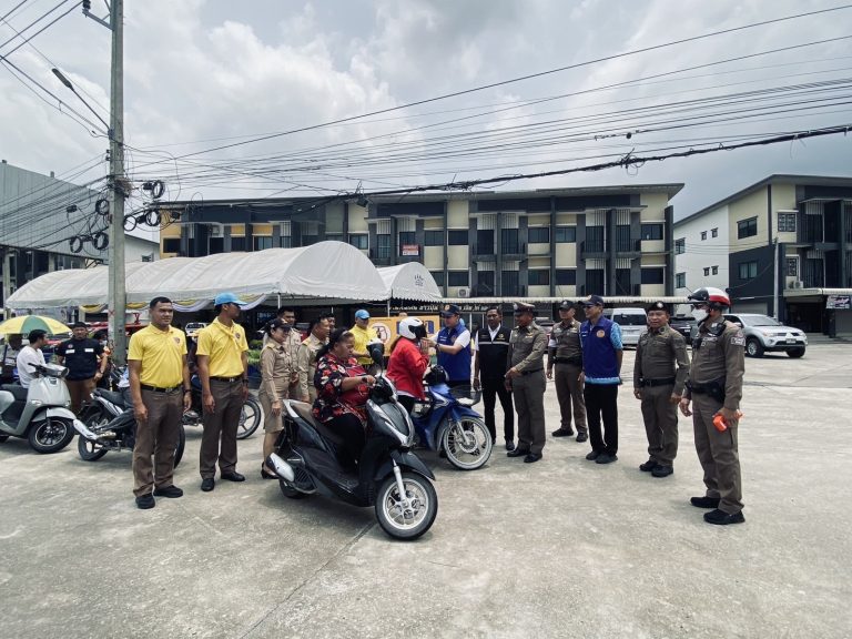 จิตอาสาจราจร รณรงค์การขับขี่ปลอดภัยและสวมหมวกนิรภัยเพื่อลดอุบัติเหตุจราจรทางบก ในช่วงเทศการสงกรานต์ ประจำปี 2568